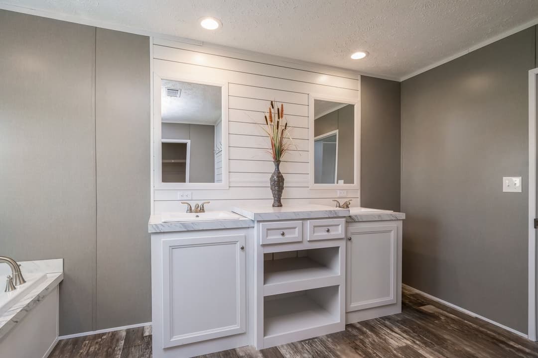 Locklear bathroom home features