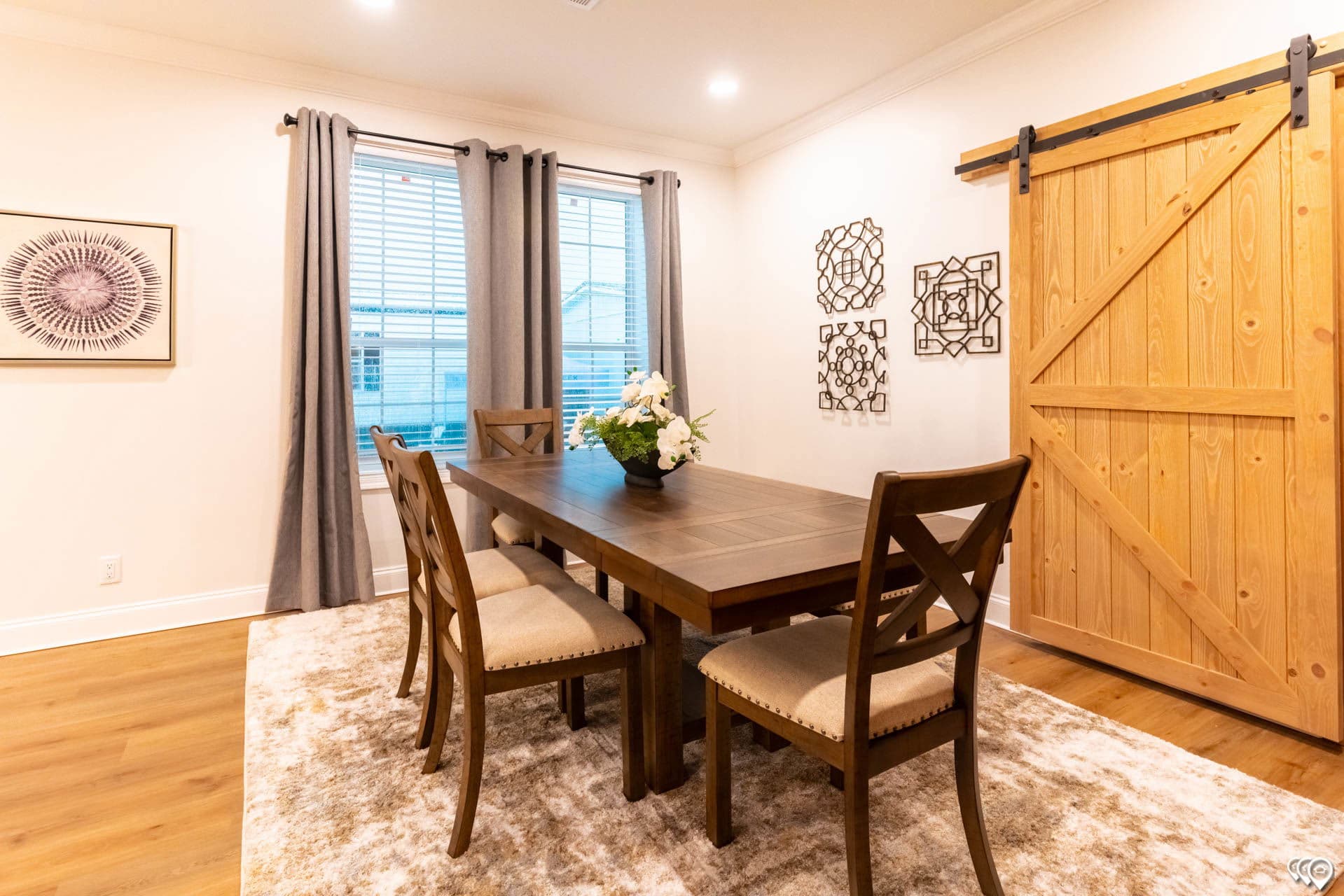 The shoreline interior home features