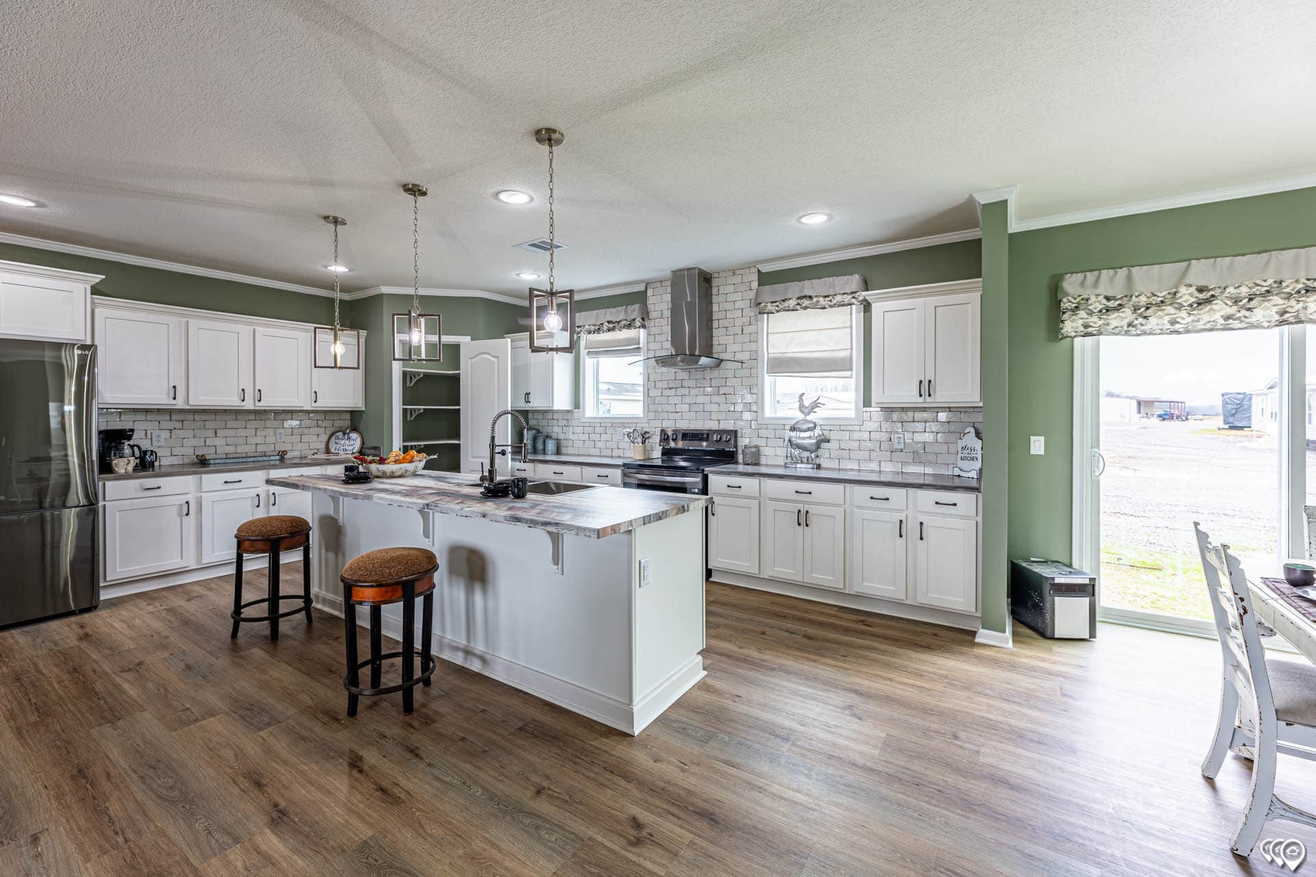 Acadia kitchen home features