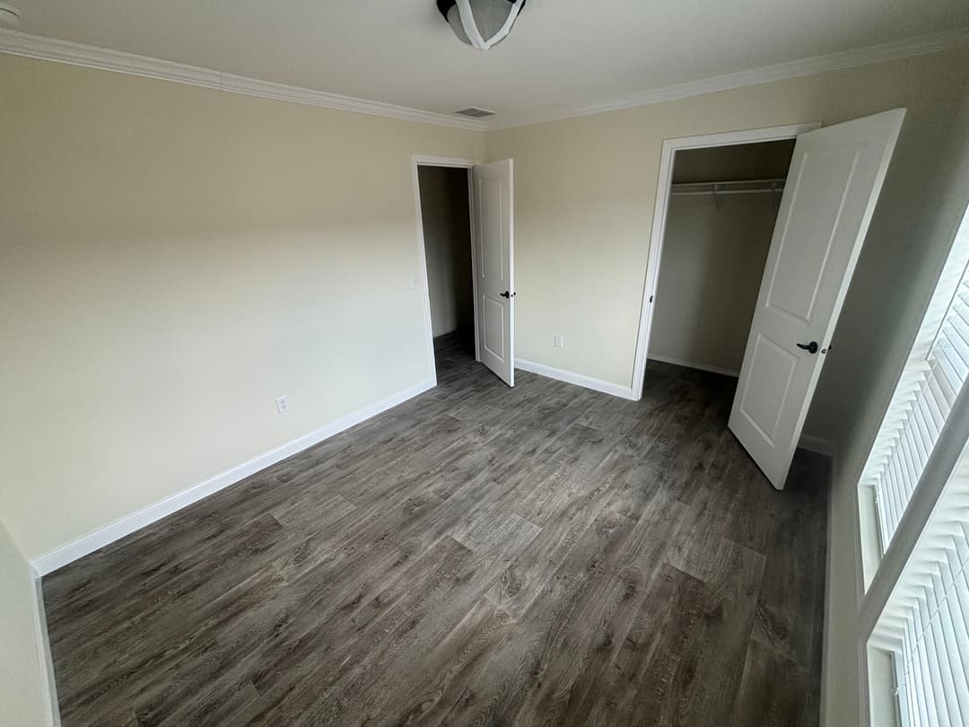 Sunshine dudley bedroom home features