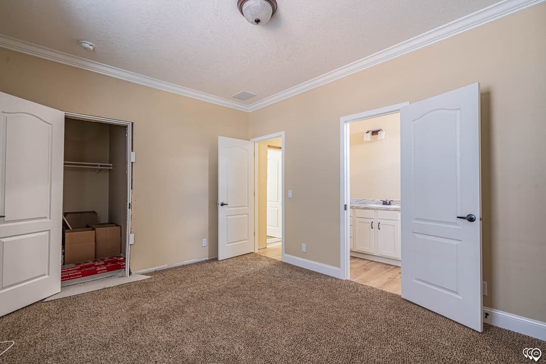 Woodland bedroom home features