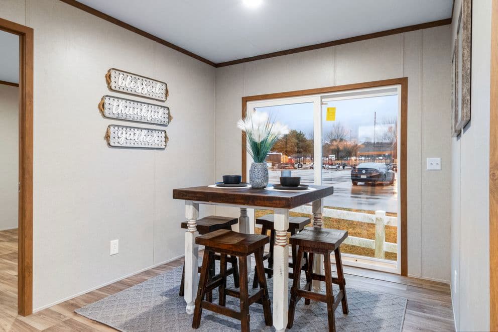 Grand interior home features