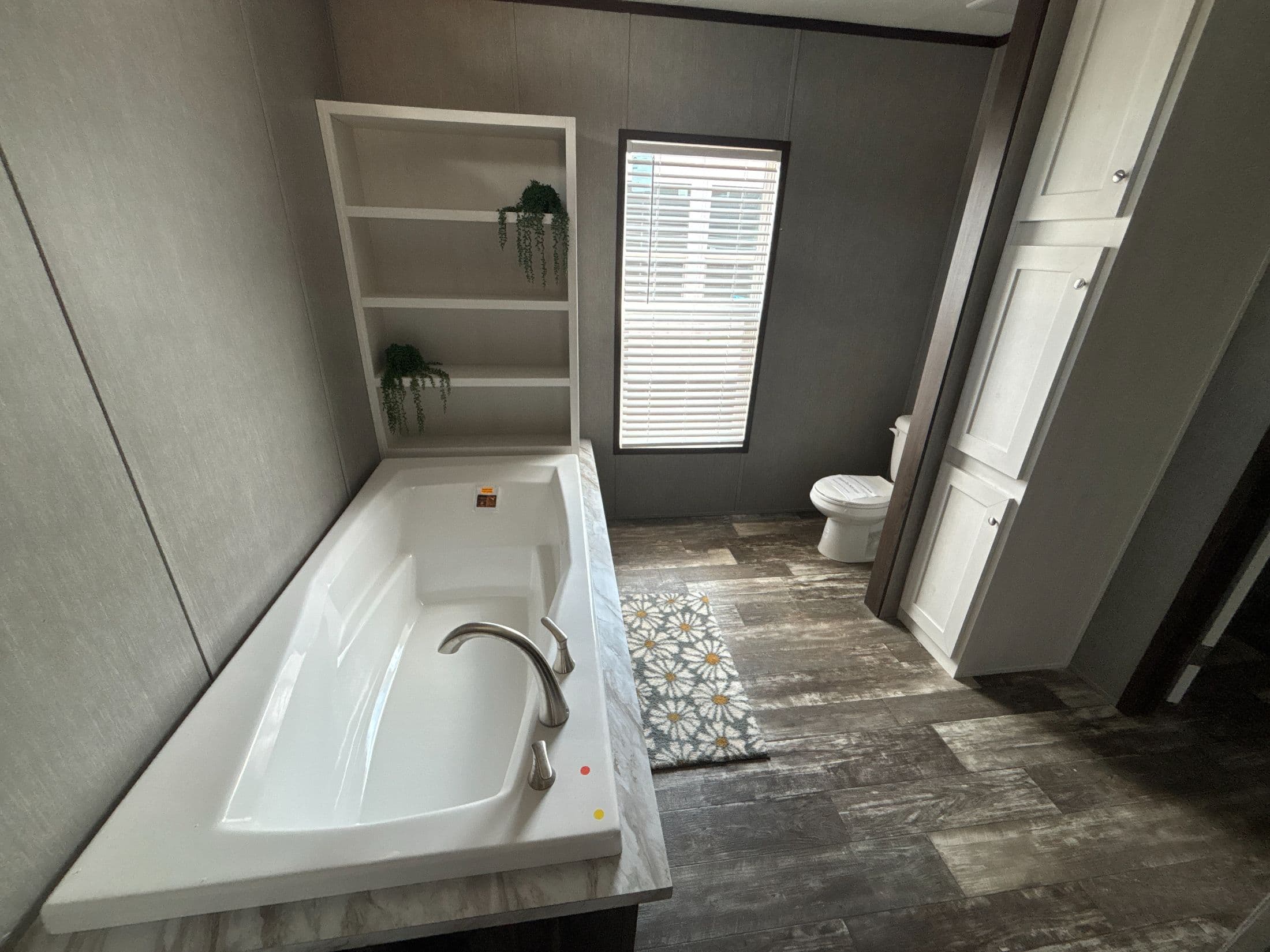 The bayside bathroom home features