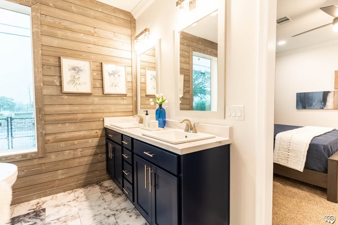 Shoreline  bathroom home features