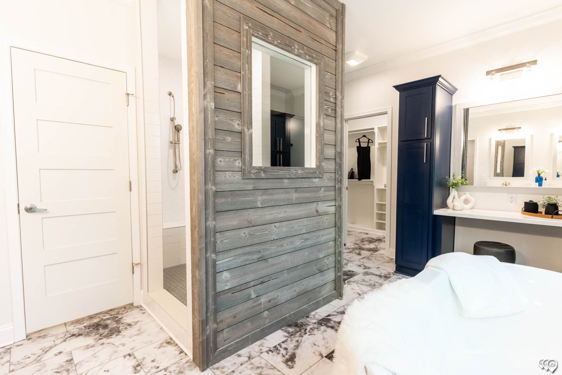 The shoreline bathroom home features